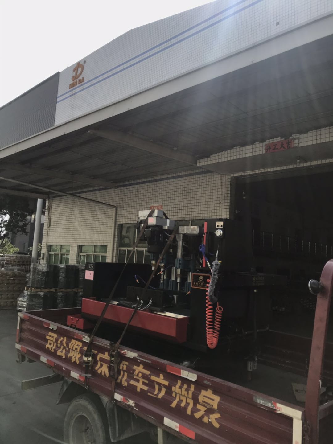 感謝泉州市閩達(dá)機(jī)械制造有限公司惠購(gòu)四軸數(shù)控兩鉆一攻機(jī)側(cè)蓋加油孔