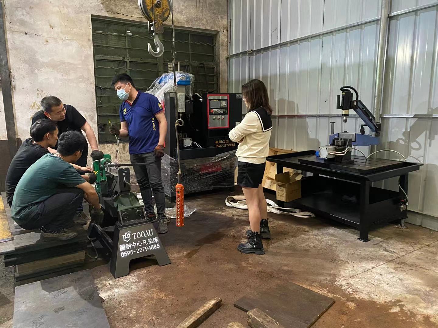 感謝晉江**有限公司惠購300數控深孔鉆/0.6米圓鋼中心孔鉆床/搖臂攻絲機M16/工作臺桌子